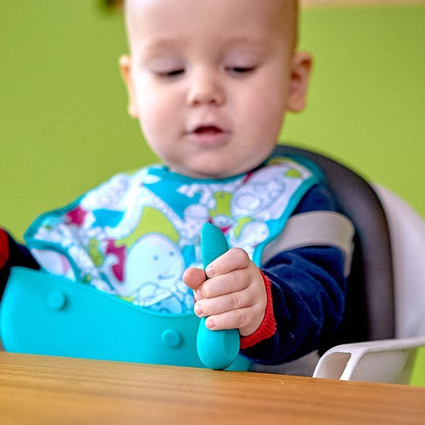 幼童學習進食匙羹